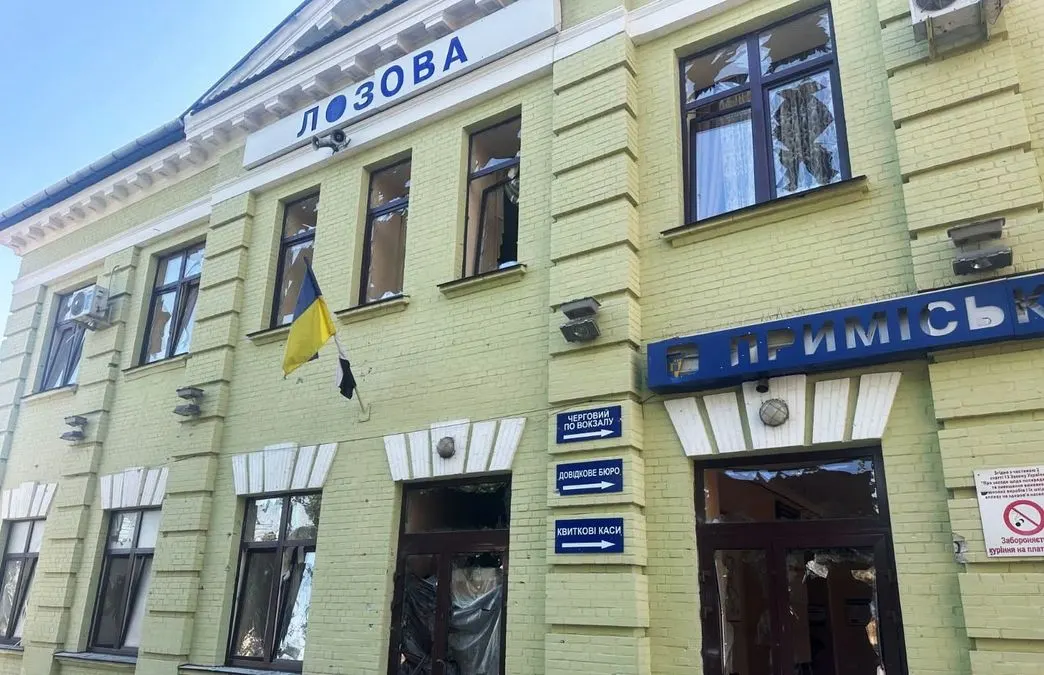 Удар по Лозовій: залізницю зупинили, є загиблі та поранені