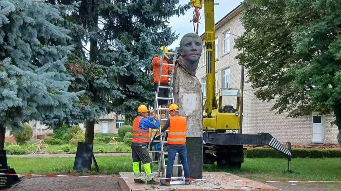 На Волині демонтували радянський пам'ятник, погруддя поїхало в музей