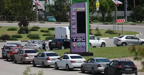 Паливний колапс у Росії: водії в Єльці годинами стоять у чергах на АЗС