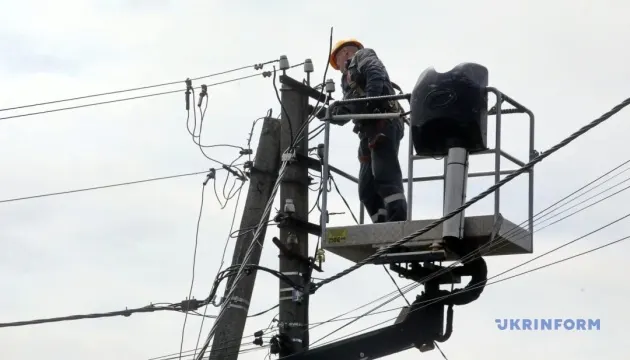 Знеструмлення у чотирьох областях через російські удари: де немає світла