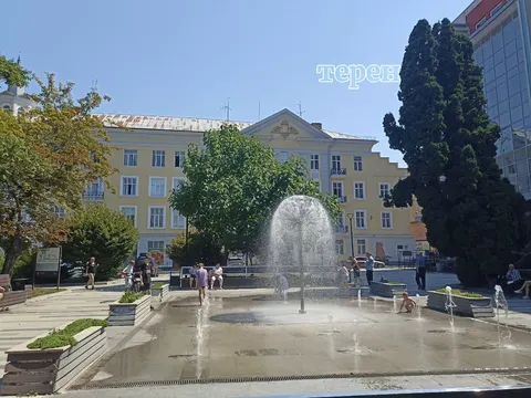 Спека в Тернополі: фонтани, водяні парасольки та полив доріг