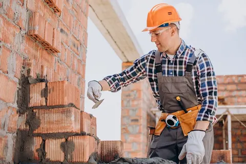 Жінки опановують "чоловічі" професії: кого чекають на ринку праці післ