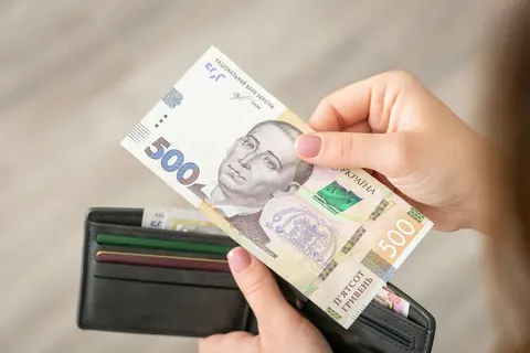 Зменшення зарплати під час війни: що каже закон і як діяти працівнику