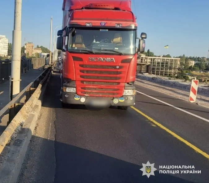 У Миколаєві вантажівка збила велосипедиста на мосту: постраждалого госпіталізували