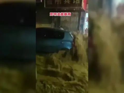Зливи в Китаї: 10 загиблих, тисячі евакуйованих через зсуви