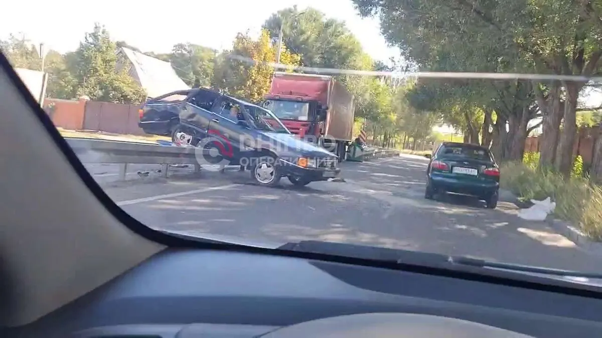 У Дніпрі Audi після зіткнення з вантажівкою завис на відбійнику: постраждав водій