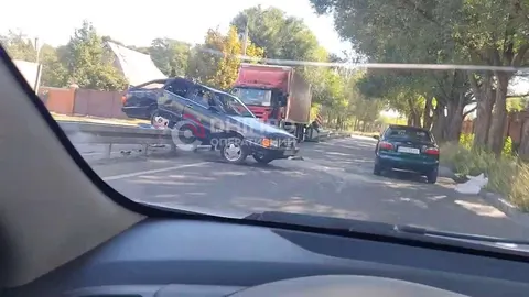 У Дніпрі Audi після зіткнення з вантажівкою завис на відбійнику: постраждав водій