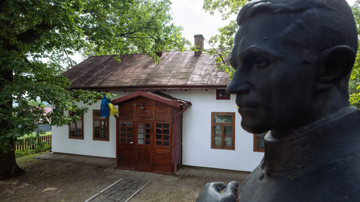 У Зашкові музей Коновальця стане доступним: замість каменю — шліфована бруківка