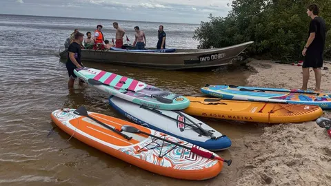 Корпоратив на SUP-дошках мало не закінчився рятувальною операцією на Київському