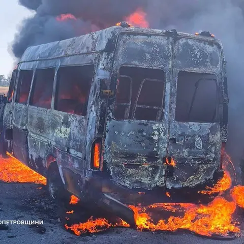 FPV-дрон влучив у рейсовий автобус на Дніпропетровщині: семеро поранених