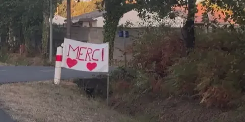 Оплески та «дякую» українською: Франція зустріла наших рятувальників