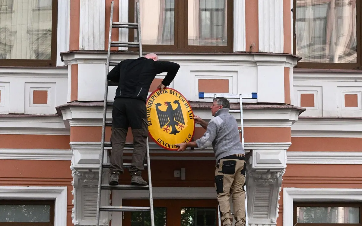 Німецьке генконсульство в Санкт-Петербурзі закрилося: прапор зняли, школа попрощалася