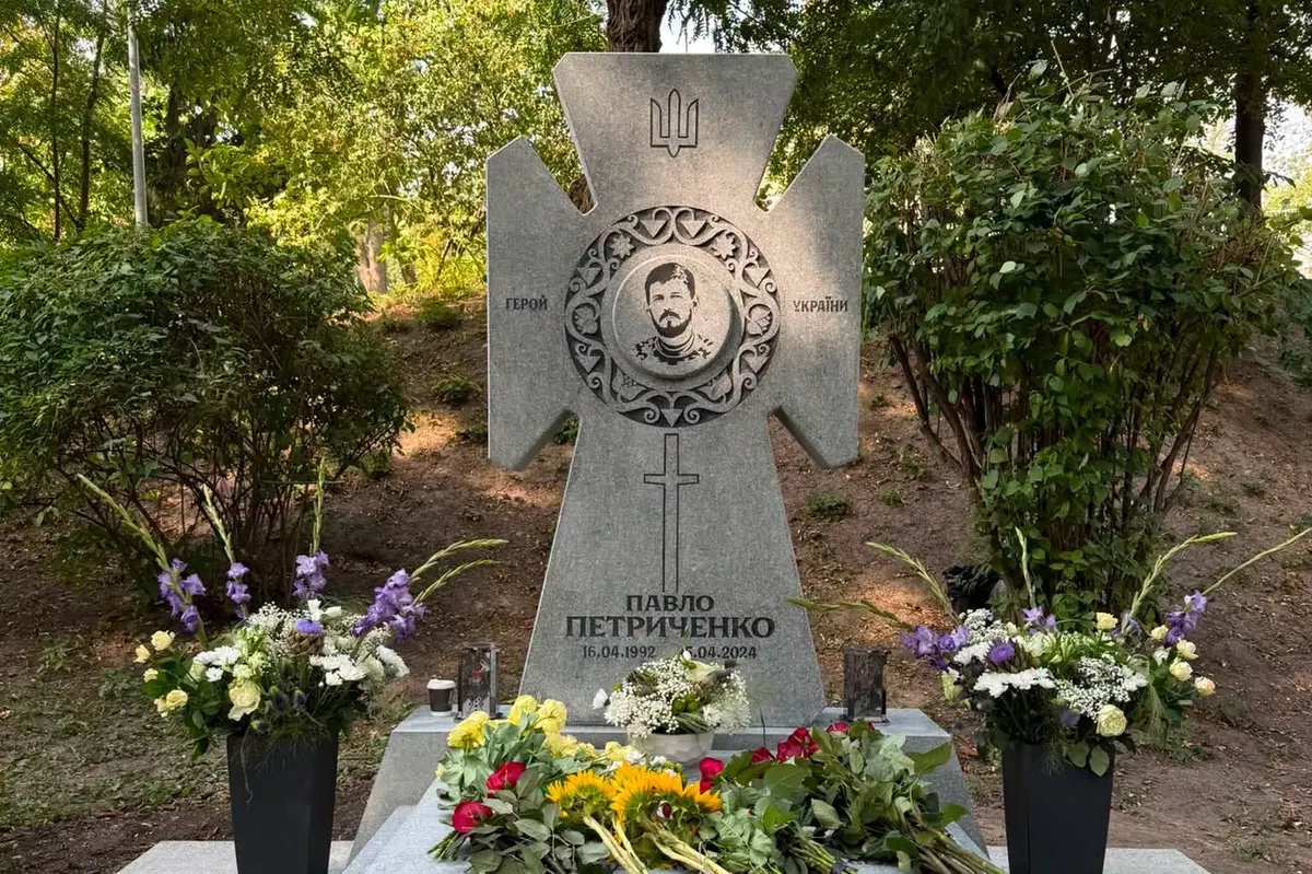 На Аскольдовій могилі відкрили пам’ятник Герою України Павлу Петриченку