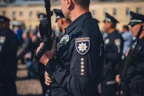 Патрульний зламав руку чоловікові просто у дворі: що вирішив Верховний Суд