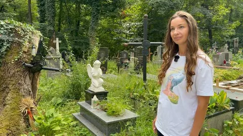 Львів'янка власноруч прибирає занедбані могили на цвинтарі Старого Знесіння
