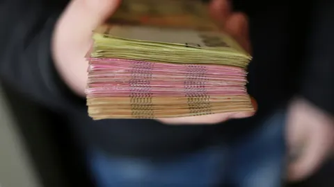 Зарплати українців у червні підскочили майже на 6%: хто і де заробляє найбільше