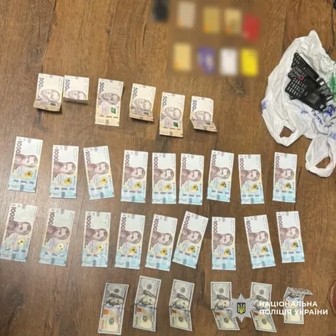 На Харківщині викрили чоловіків, які виманювали гроші від імені вигаданих дівчат