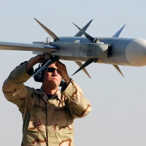 Україні бракує ракет AIM-120 та AIM-9 для F-16: що це за боєприпаси