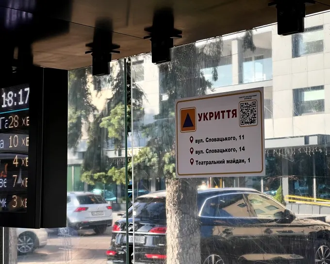 У Луцьку на зупинках зʼявилися таблички з найближчими укриттями