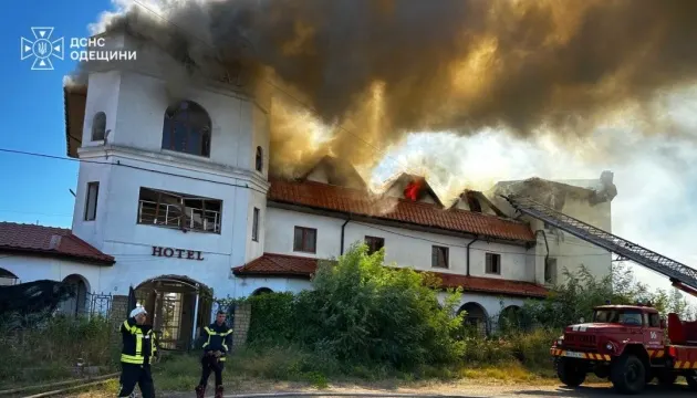 Нічна атака РФ на Одещину: горіли зерносховище та готель