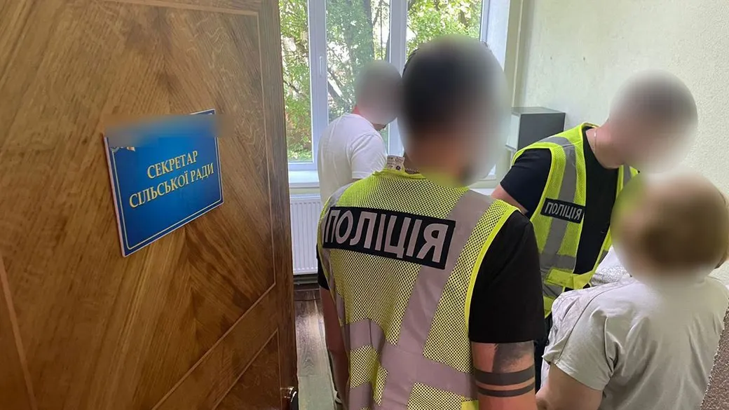 Хабар за відстрочку: на Тернопільщині судитимуть посадовиць із ЦНАПу та сільради
