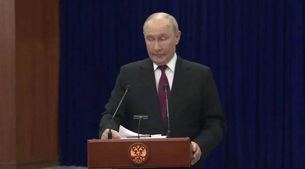 Путін: переговори щодо України зараз заморожені, але контакти зі США тривають