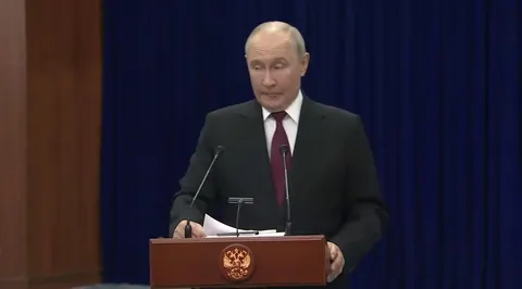 Путін: переговори щодо України зараз заморожені, але контакти зі США тривають