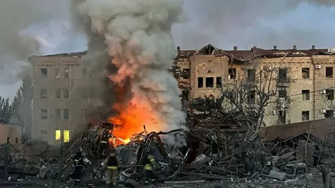 Удар по Слов'янську: ФАБ-500 влучила в багатоповерхівку, четверо поранених