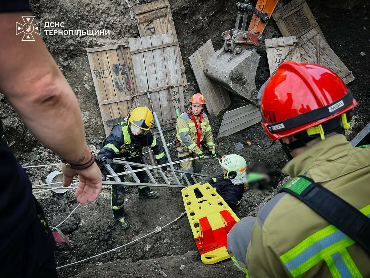 Обвал ґрунту в Тернополі: двоє робітників загинули в траншеї на Коновальця