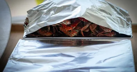 Фольга та харчова плівка: які продукти не можна в них зберігати