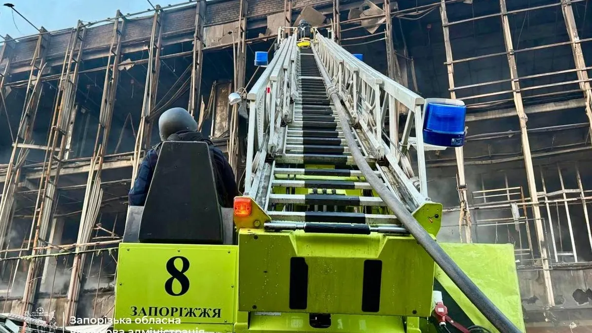 Нічний удар дронів по Запоріжжю: згорів ТЦ "Інтрейд", постраждали шестеро людей