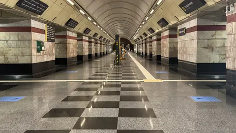 На «Сирець» з’явилися навігаційні наліпки для пасажирів: що вони означають