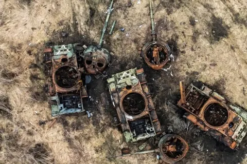 Росіяни жертвують 15 бронемашинами заради одного прориву: що відбувається біля Д