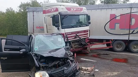 Під Нетішином зіткнулися вантажівка та легковик: водій у лікарні