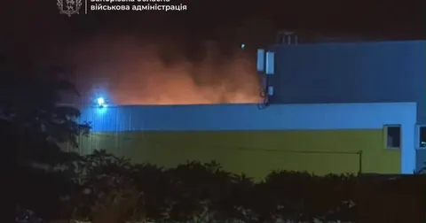 Росія вдарила по торговельному центру в Запоріжжі: виникла пожежа