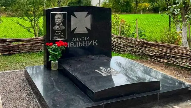 Надгробок Андрія Мельника повернувся з Люксембургу в його рідне село