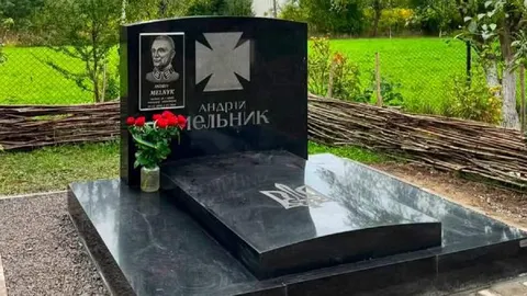 Надгробок Андрія Мельника повернувся з Люксембургу в його рідне село