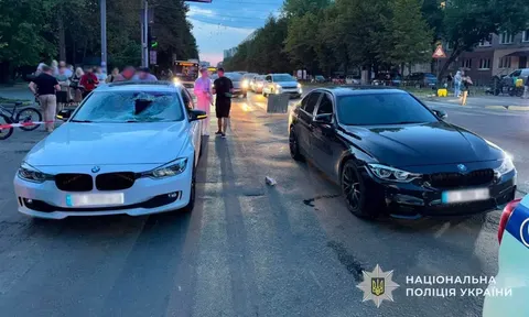 У Львові дві BMW збили батька з 8-річною донькою: вони йшли на червоне