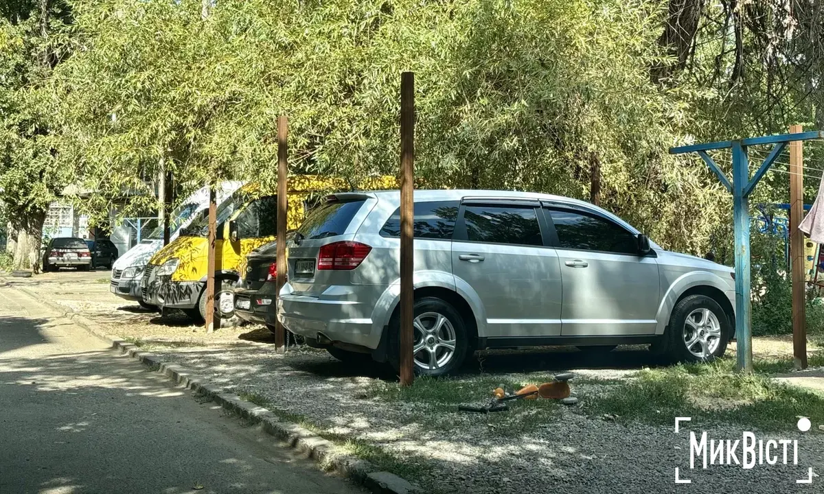 У Миколаєві приберуть самовільні паркомісця, через які сусіди воюють майже рік