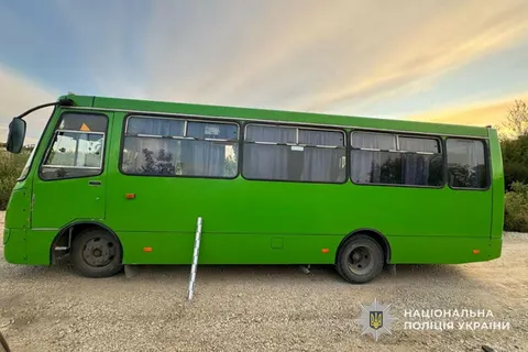 У Тернополі 86-річна жінка впала біля маршрутки: відео спростувало її слова