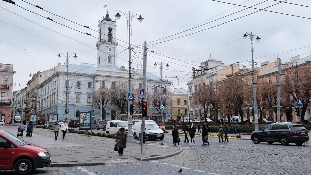 У Чернівцях оновлюють банер із прапором України: подарунок мецената до свят