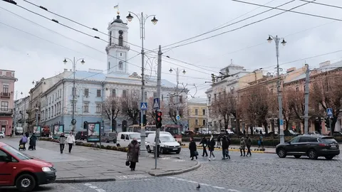У Чернівцях оновлюють банер із прапором України: подарунок мецената до свят