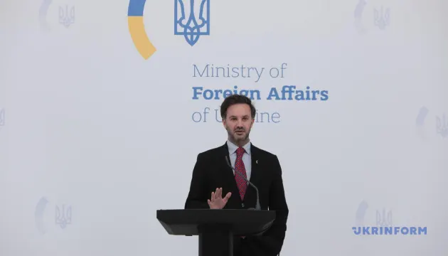 «Підняті руки» — це середній палець: МЗС України про заклики віцеспікера РФ