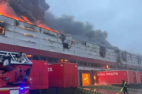 Удар по Дніпру: «Нова пошта» втратила депо і працівника, клієнтам обіцяють компенсації