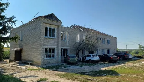 Росіяни вдарили по адмінбудівлі на Харківщині: четверо поранених