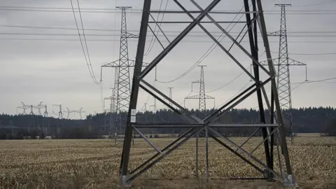 П'ять областей без світла через обстріли: де найгірше