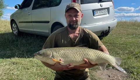 «Йомайо, це акула просто!»: на Рівненщині рибалки витягли велетенського амура на