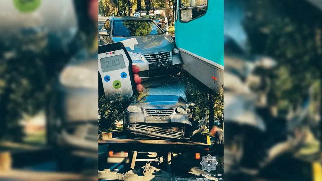 У Чернігові 63-річний водій Hyundai виїхав на зустрічну смугу та врізався в тролейбус