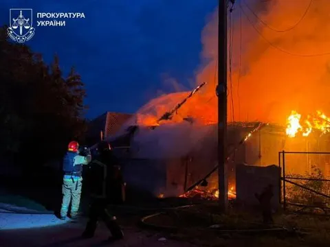 Удар по Балаклії: постраждала родина з дитиною, палали будинки