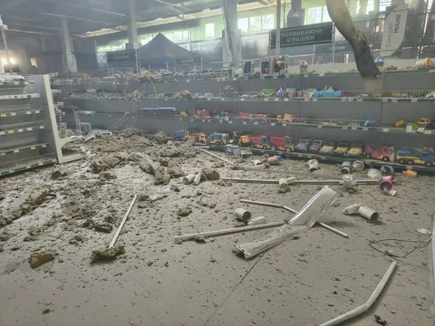 Майже 50 ударів по Дніпропетровщині: поранені люди, пожежа та зруйновані будівлі